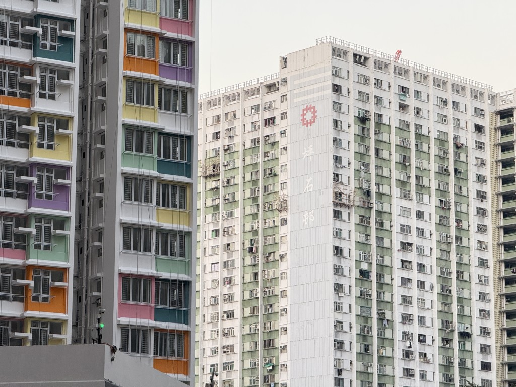 盛緻苑位於麗晶花園、彩虹邨、坪石邨及啟業村中間。