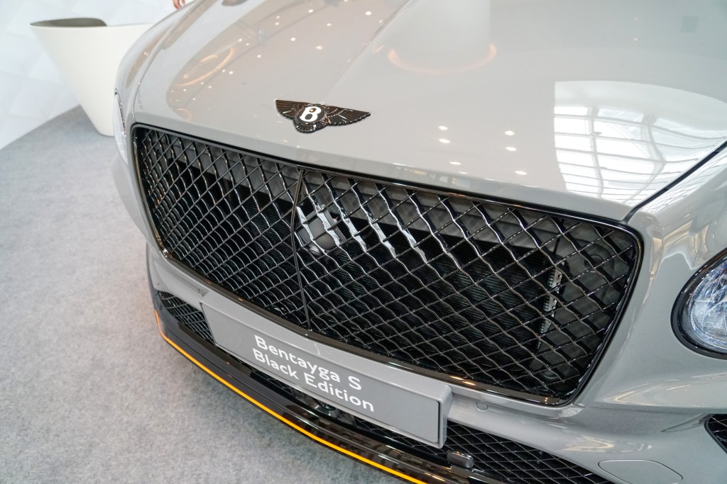 Bentley HK-DCH舉辦The Touch of Mulliner Exhibition:22吋輪圈以至車身所有外觀細節裝飾,由車頭格柵與泵把風口、前後廠徽、門邊鏡和行李頂架、窗框與車身飾邊、尾翼及Bentley「翅膀」標徽,一律都改為黑色設計。