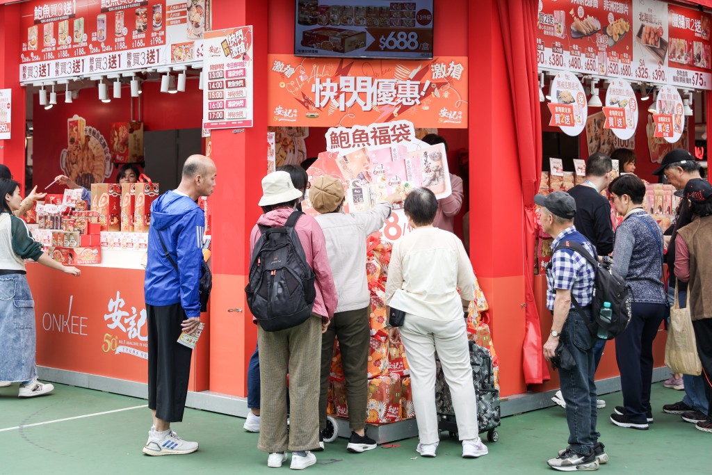 市民選購自己的「心頭好」。 市民選購自己的「心頭好」。