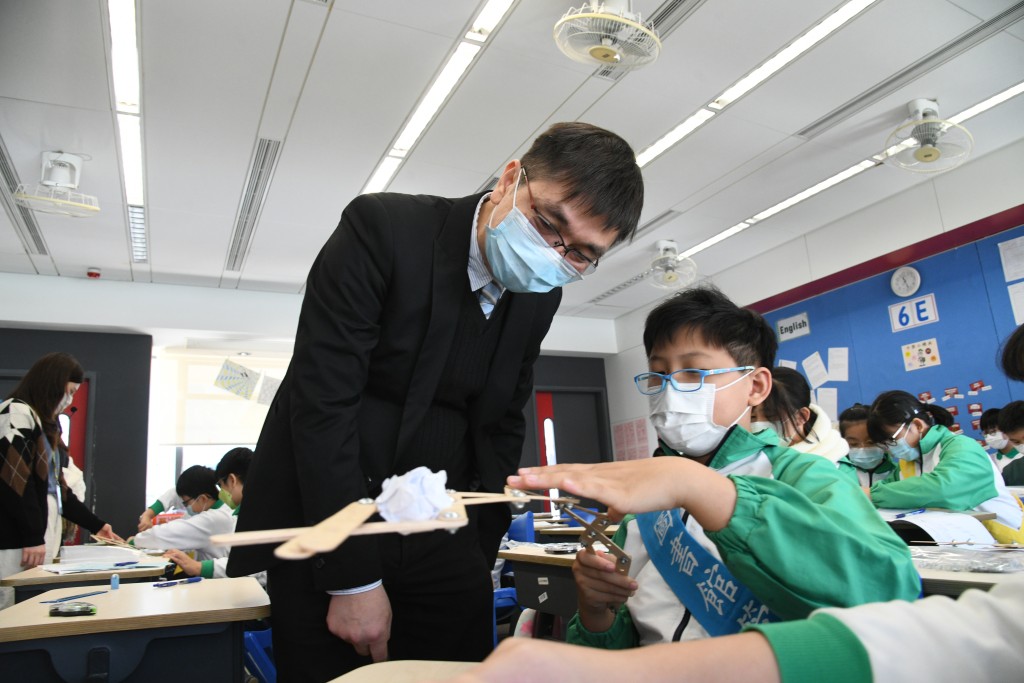 陳頌康認為讓學生負責部分衞生清潔，是很好的價值觀磨練，能夠培養其責任感。