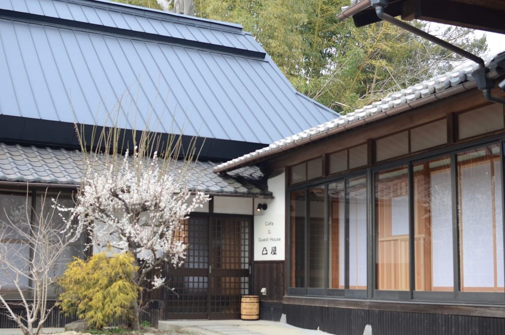 Cafe & Guest House 凸屋是日式风格的青年旅馆。FB图