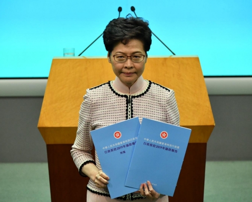 林鄭月娥指，今次報告很多新推出措施都擺脫傳統官方新思維。