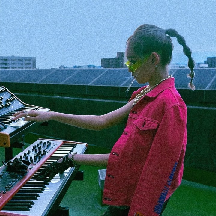 黄怀萱精通多种乐器，包括弹琴。