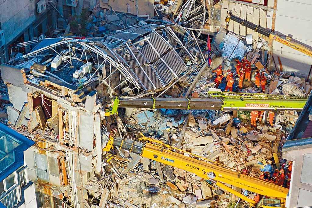 蘇州市吳江區酒店倒塌，消防人員昨天現場搶救。