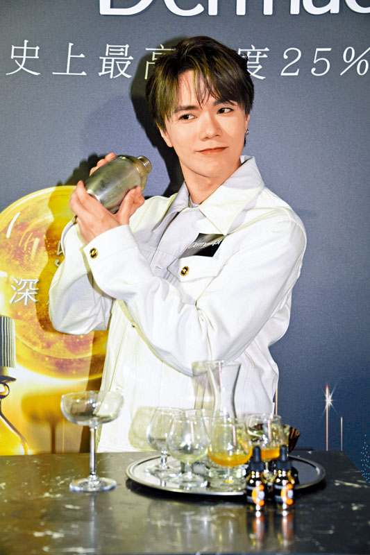 軒仔笑言驚誤人子弟，暫未與學生簽約。