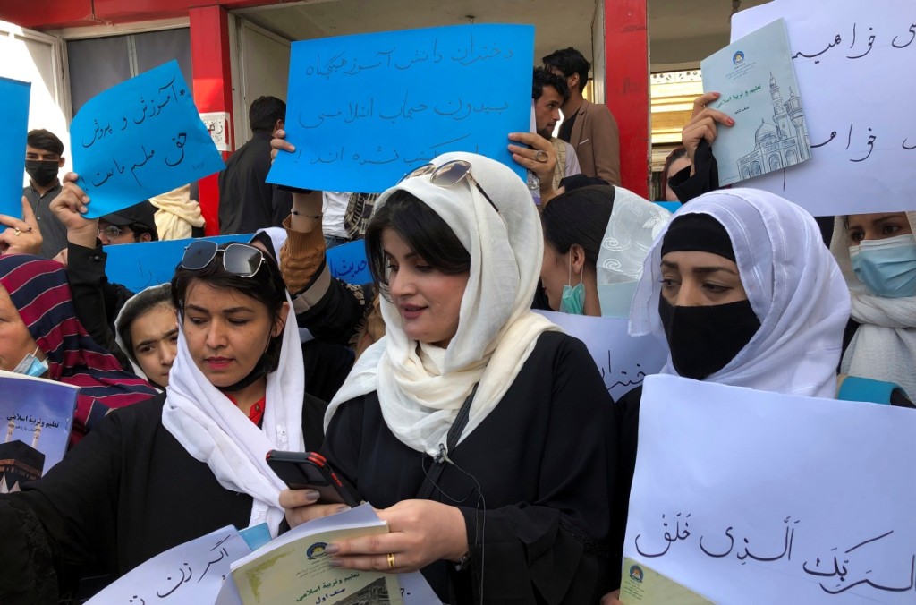 女生展示抗議橫額。AP