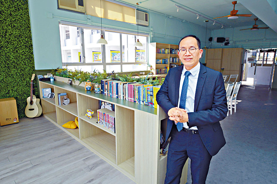 梁國基建議家長偕子女挑選學習資源,藉此增進親子溝通。