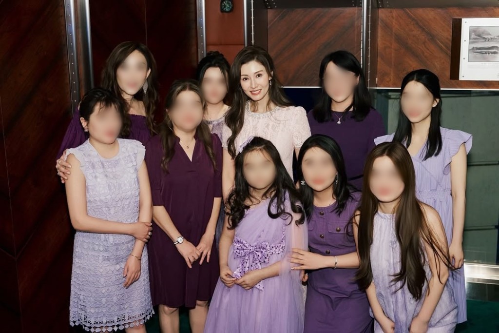 李嘉欣的生日會有指定打扮。 李嘉欣的生日會有指定打扮。