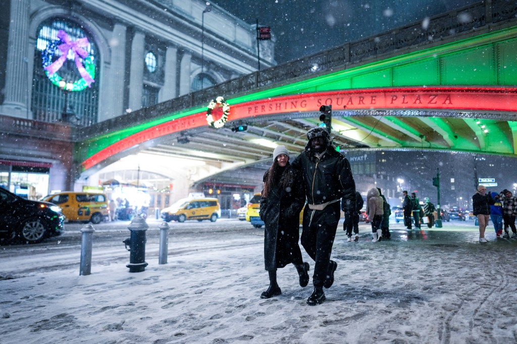 紐約市中央車站地上鋪滿積雪。路透社