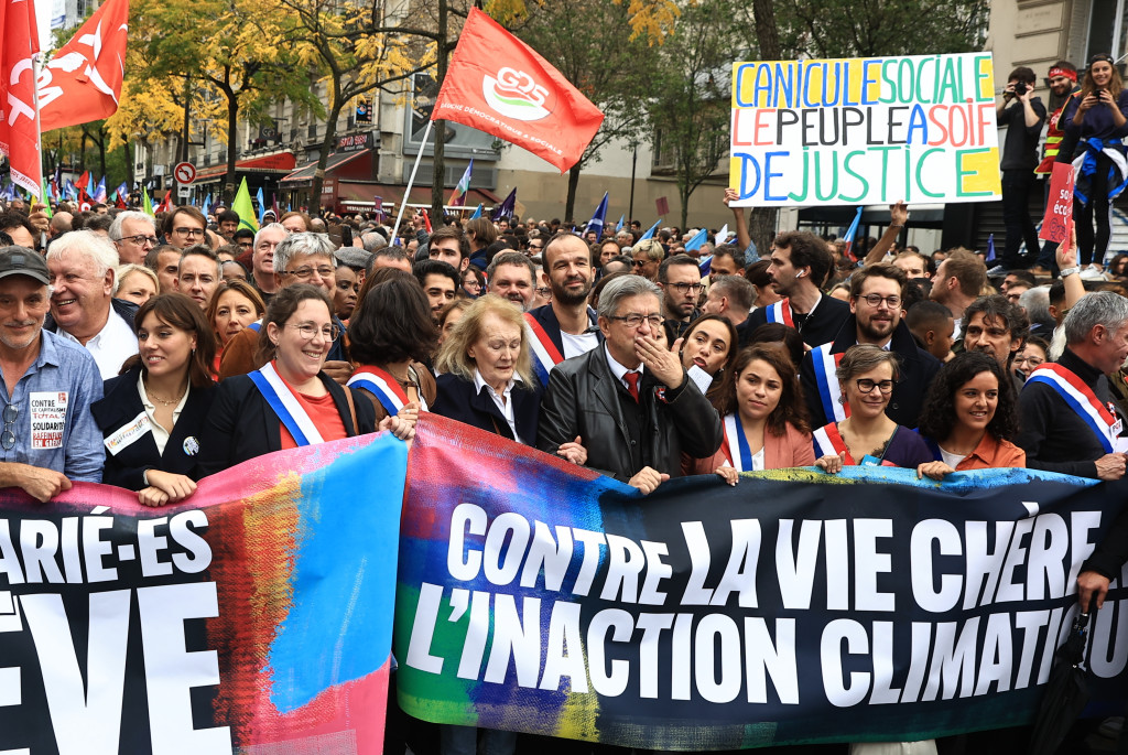 法國左翼政治家梅朗雄（中）領導了這場「抗議昂貴生活與氣候無作」抗議遊行。AP