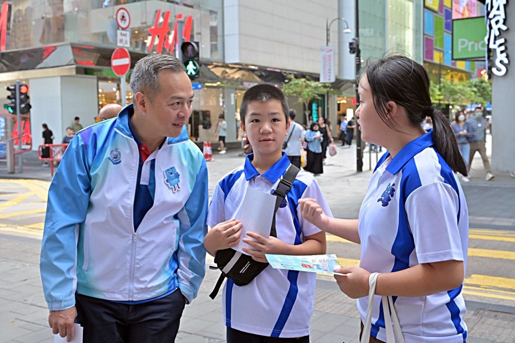 周一鳴在銅鑼灣百德新街向市民呼籲投票。警方提供 周一鳴在銅鑼灣百德新街向市民呼籲投票。警方提供