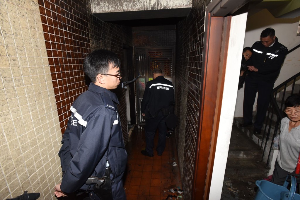 火警現場由警員看守。