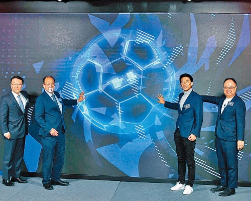 霍启山（右二）鼓励年轻人报名参与港队电竞足球选拔赛。