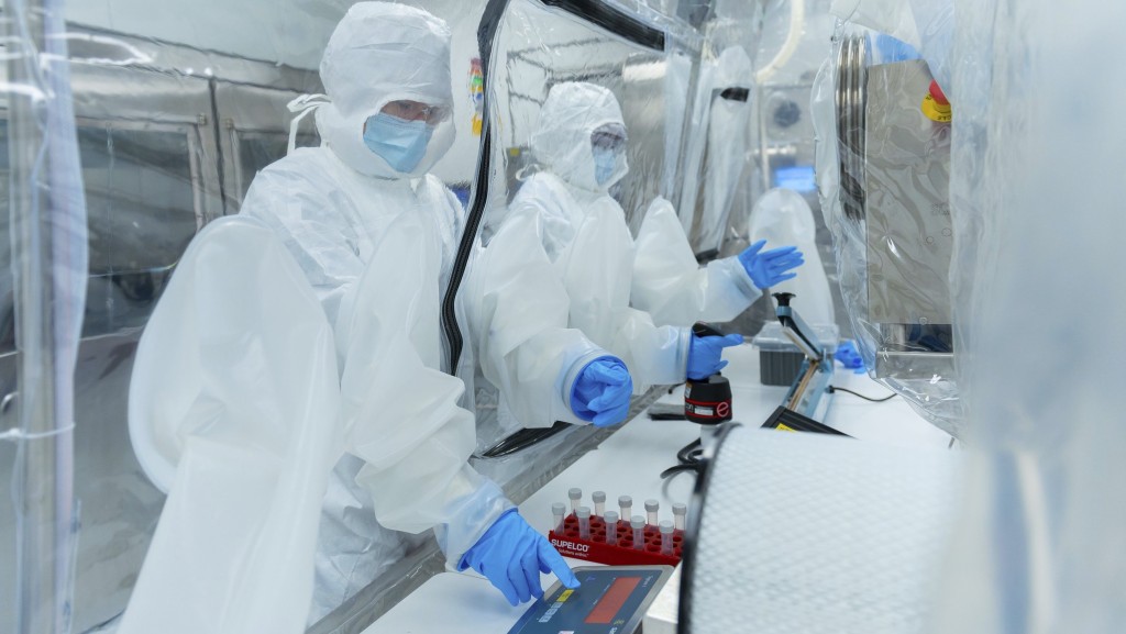 赛里斯医疗公司（Seres Therapeutics）技术人员在厌氧室中制作口服粪菌药丸。 美联社