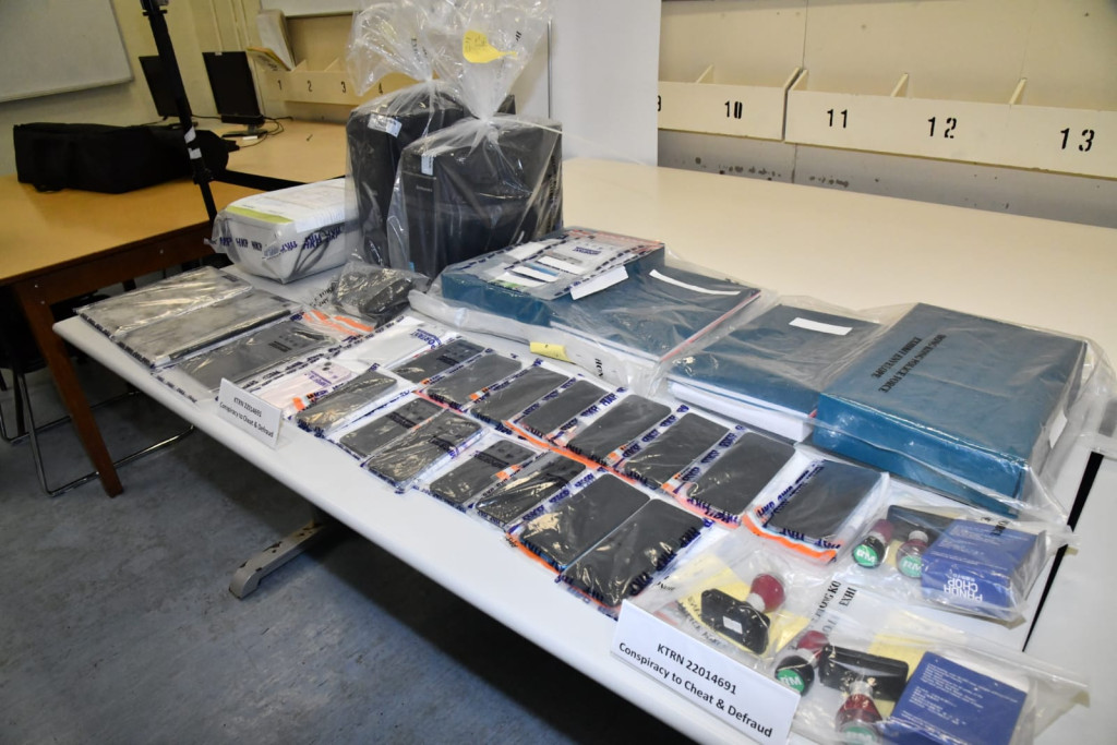 警方檢獲一批虛假文件、公司印章、手提電腦及多部電話。
