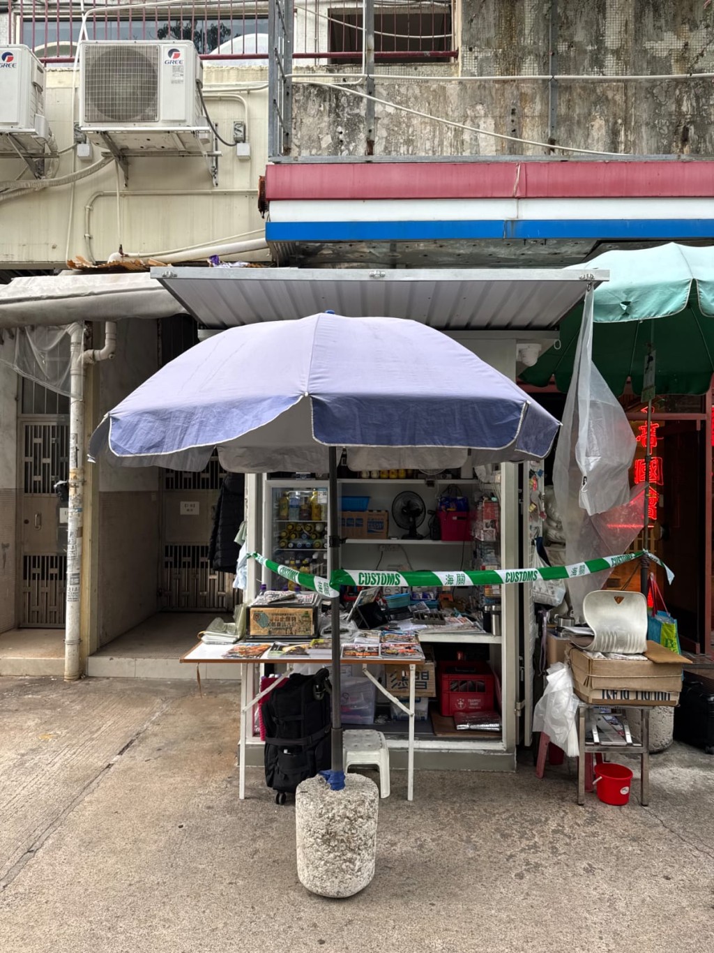 海關在2間報攤及1間士多拘捕3人，其中2人為店東。