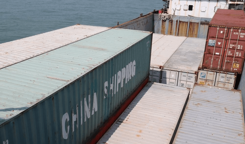 涉嫌走私船舶的11個貨櫃。  深圳海警局