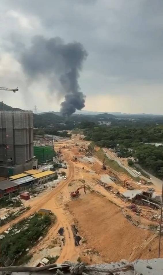 遠處亦見黑煙席捲半空。網上圖片 遠處亦見黑煙席捲半空。網上圖片