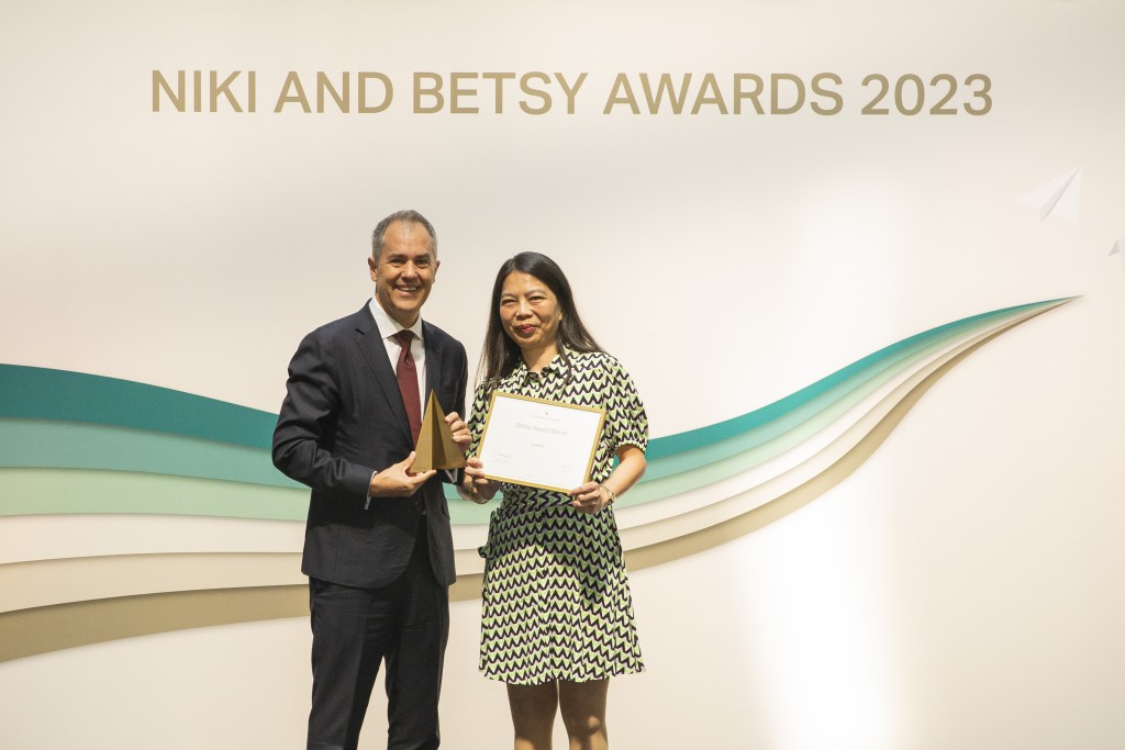 Betsy Award獎項的其中一位得獎者是來自客戶服務部的高級客戶服務顧問Louise Ip。