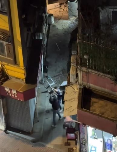 有人擸凳掟向對方。​ FB香港突發事故報料區及討論區 Becky Cohen影片截圖