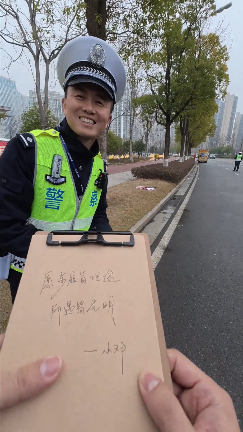 獲得交警「溫度執法」，男司機當場感動流淚。抖音@大雄同學