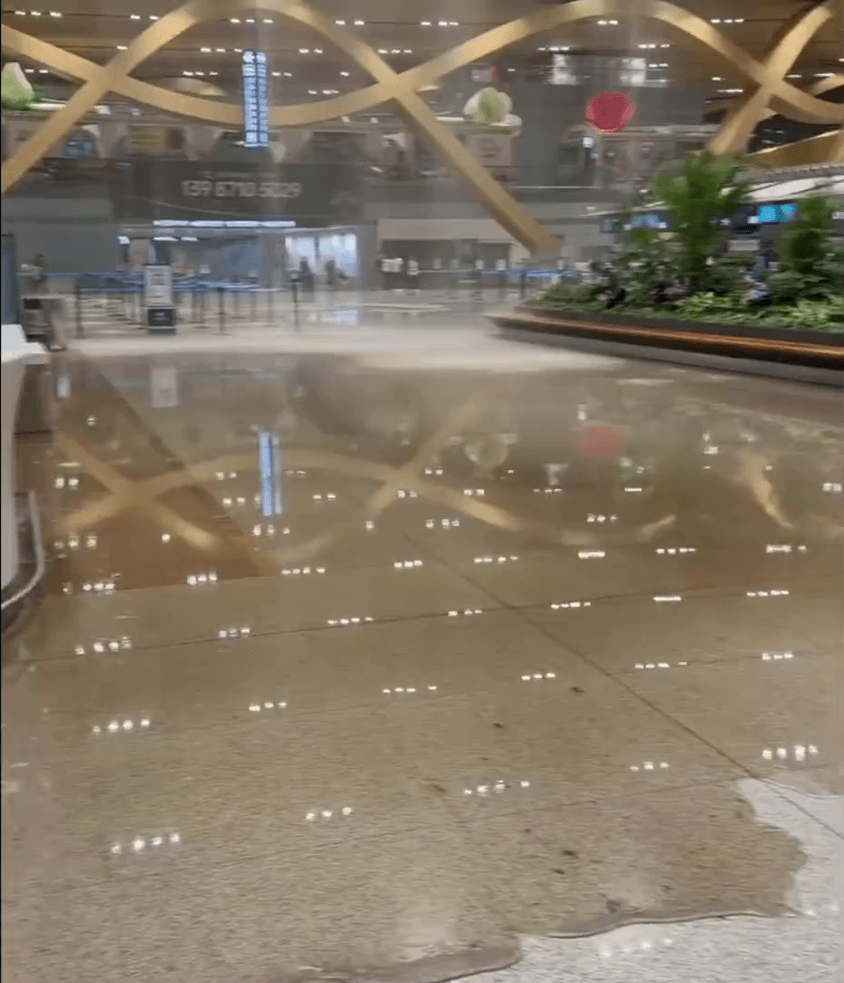 机场大堂地上满是积水。