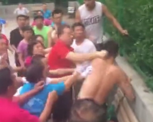 大妈大叔围殴「波友」。影片截图