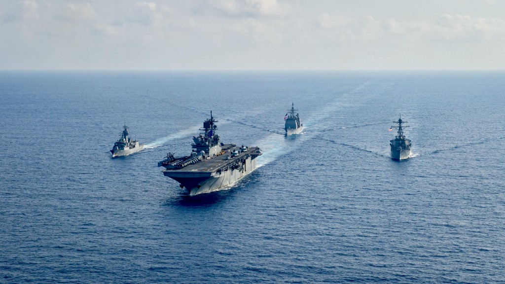 澳洲皇家海軍帕拉馬塔號護衛艦（HMAS Parramatta，左）與美國海軍艦艇在南海航行。路透社