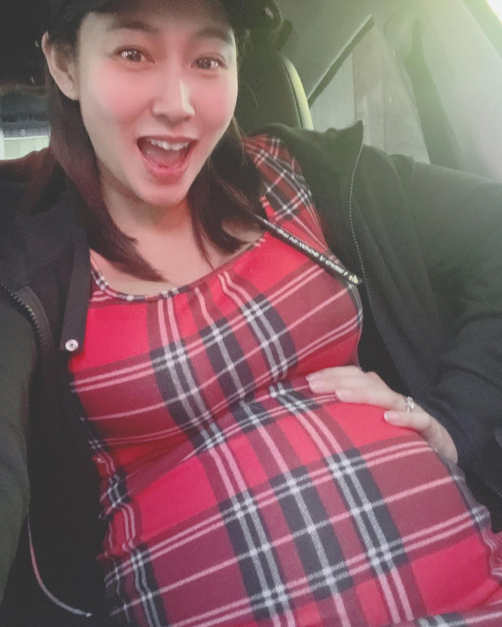 Xenia雖然孕肚超大,但塊面依然瘦。