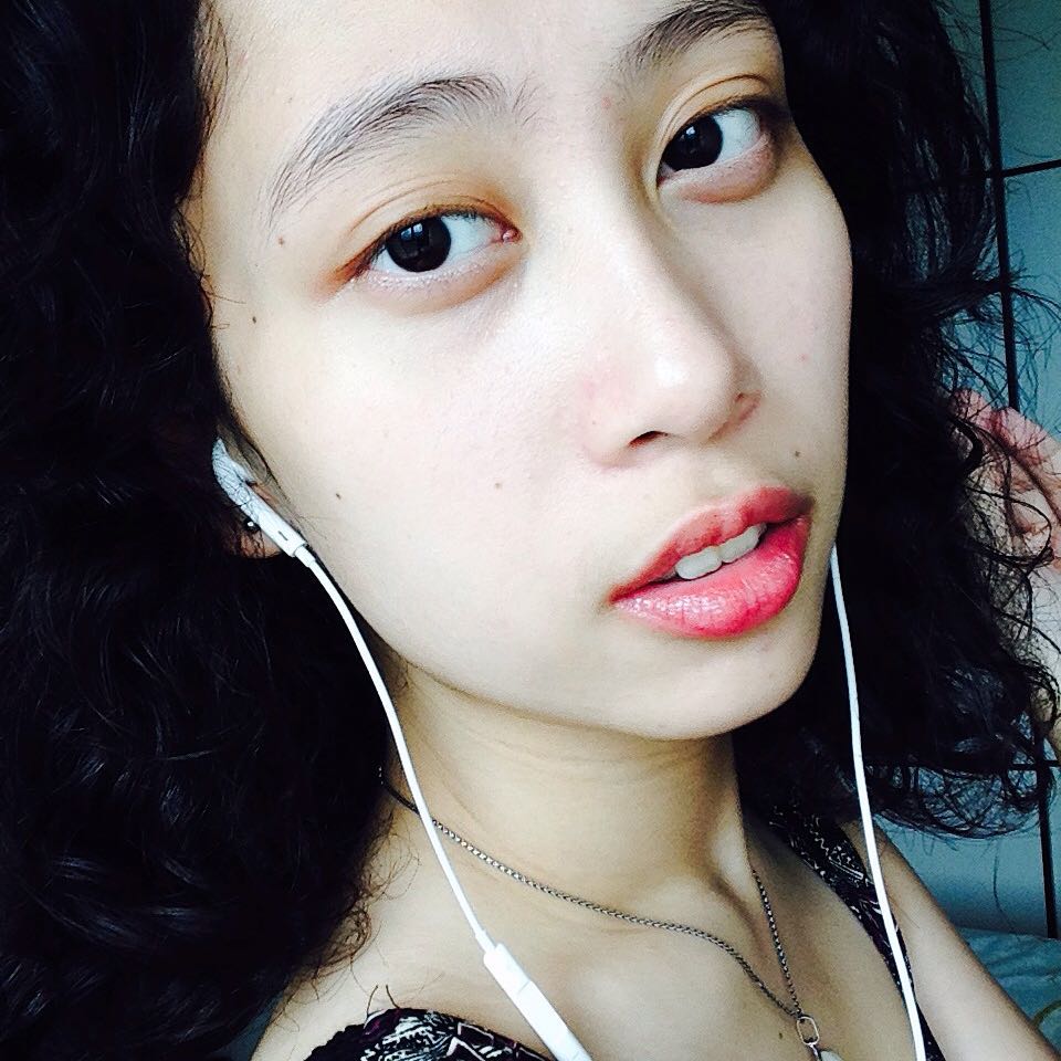 Kirsten被無綫睇中，簽了三年約。