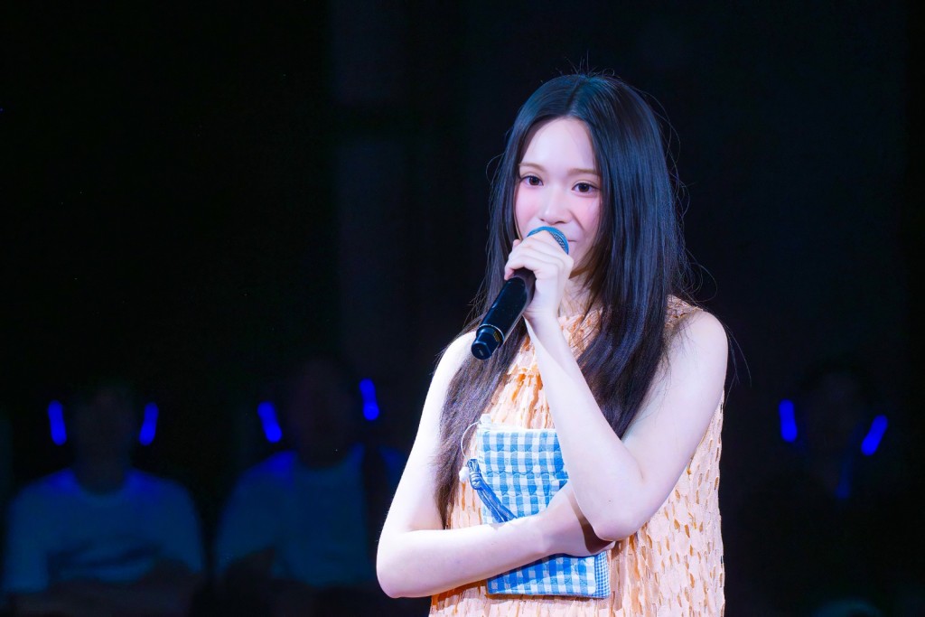 歌迷透過耳機沉浸式享受Cloud現場演繹新碟內作品。