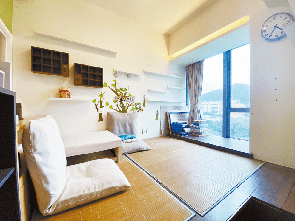 图中房间以日系风格设计，颇有休闲感。