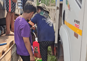 阿姆纳特与其员工正从钻井引擎中排出大量清水。（Facebook@อำนาจ โซล่าเซลล์）