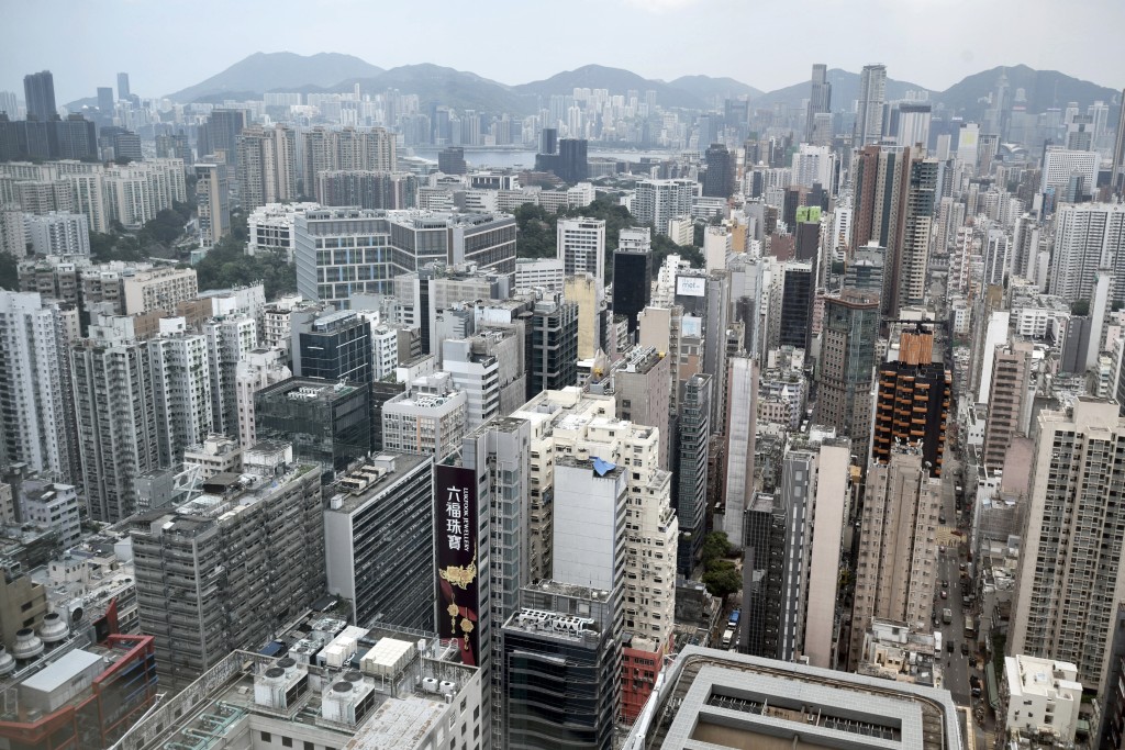 寫字樓市場情況嚴峻，整體甲廈空置率已攀升至17%，創下歷史新高。