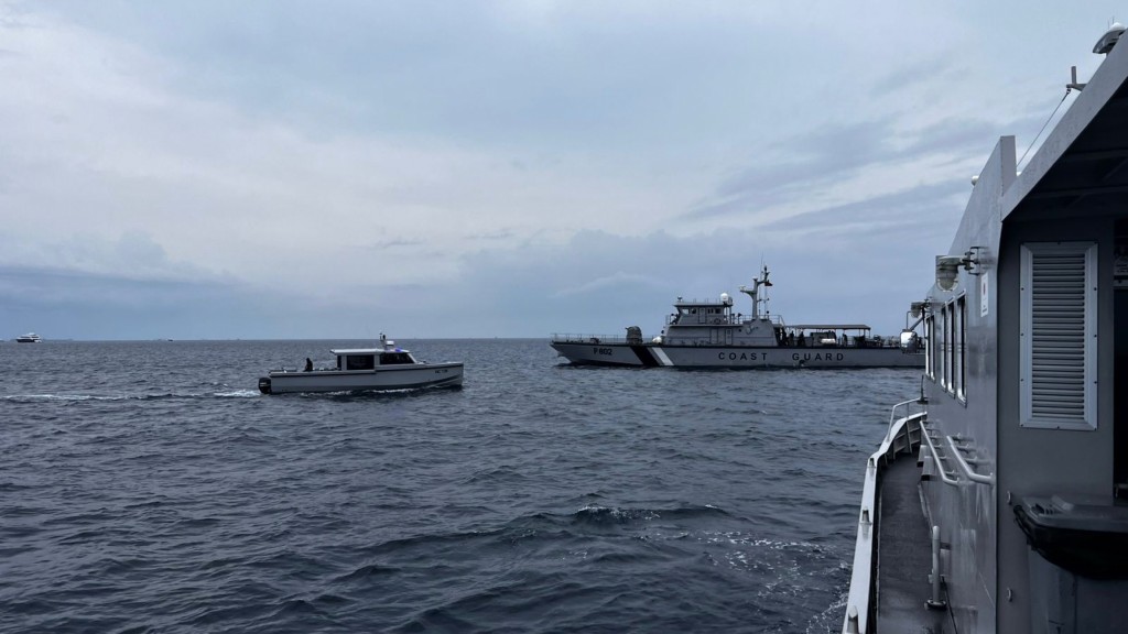 馬爾代夫海岸防衛隊等船隻參與救援。 美聯社 馬爾代夫海岸防衛隊等船隻參與救援。 美聯社