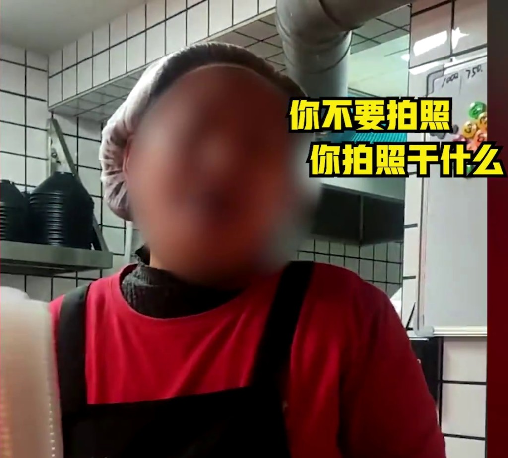 店员指顾客咄咄逼人，质疑猪脚饭图片与实物不符。
