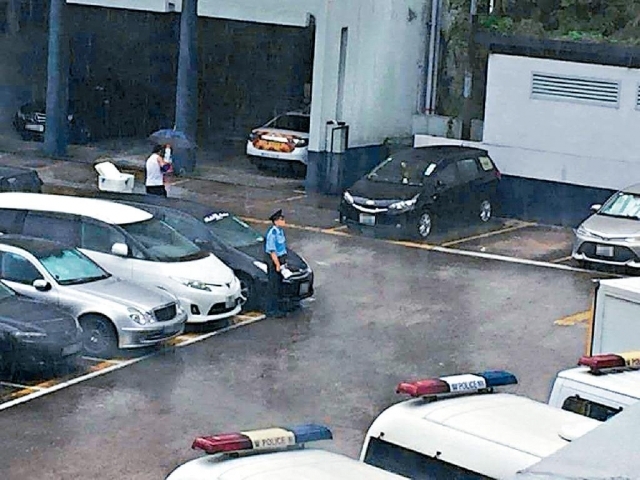 當事人去年曾在警署手持「SORRY SIR」紙牌在停車場跪地。網上圖片