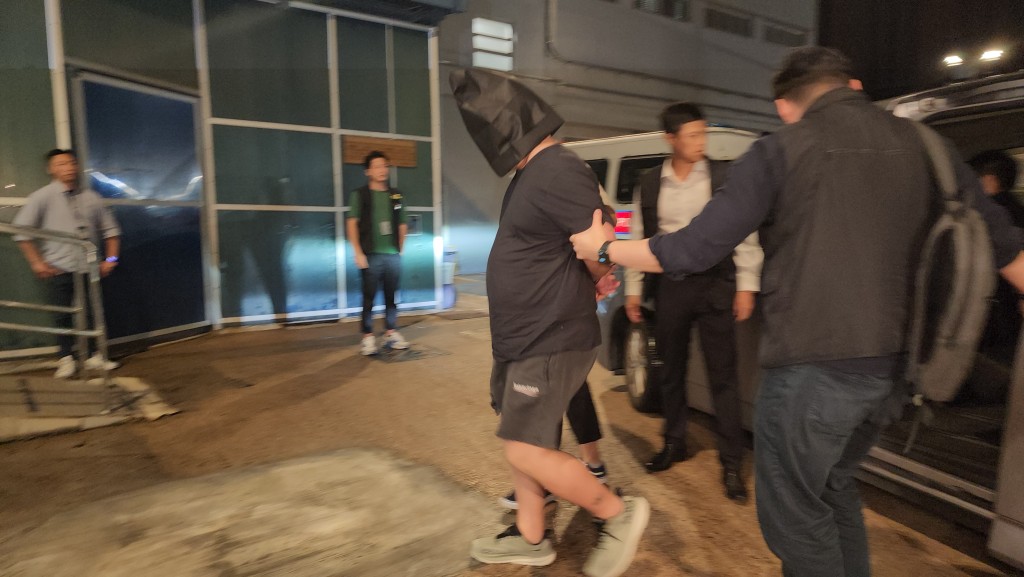 被捕的30歲姓蘇內地男子將被通宵扣查。 被捕的30歲姓蘇內地男子將被通宵扣查。