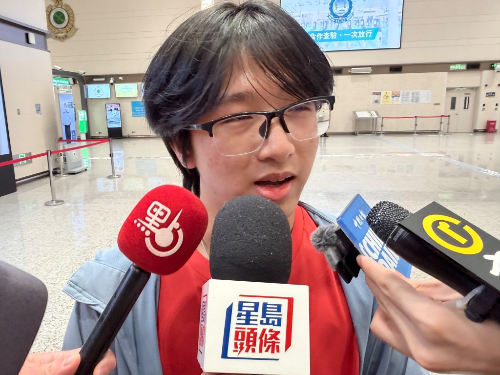 首名從深圳過關來港的節先生。 首名從深圳過關來港的節先生。