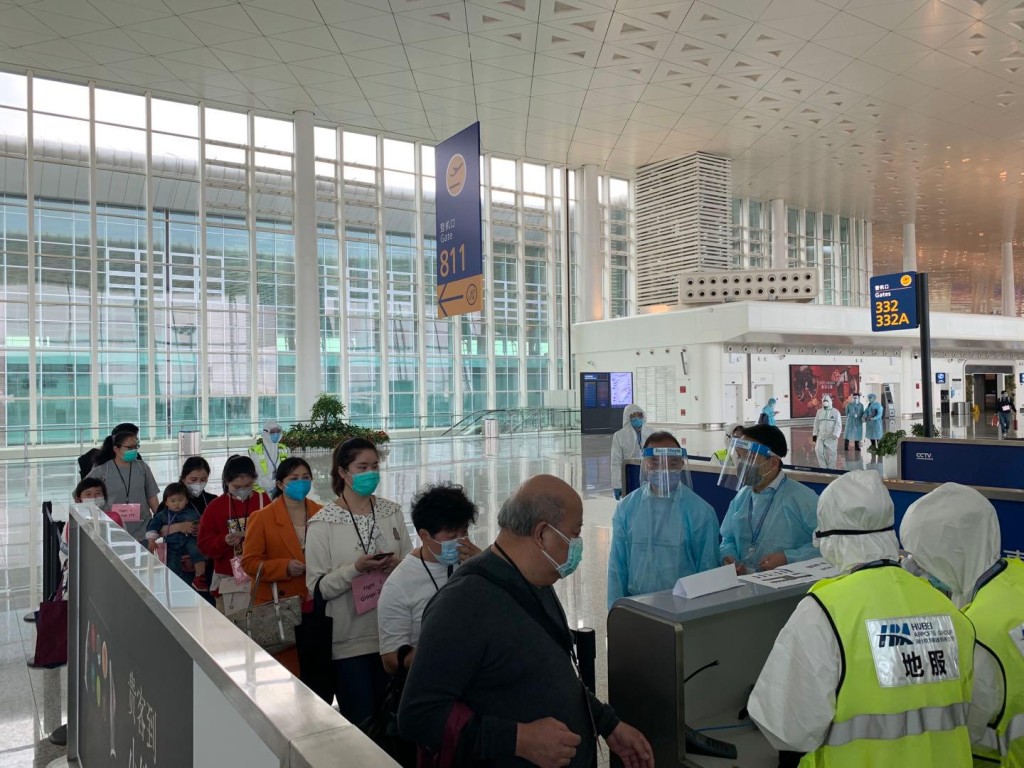 政府派專機接載滯留湖北省的香港居民回港。讀者提供