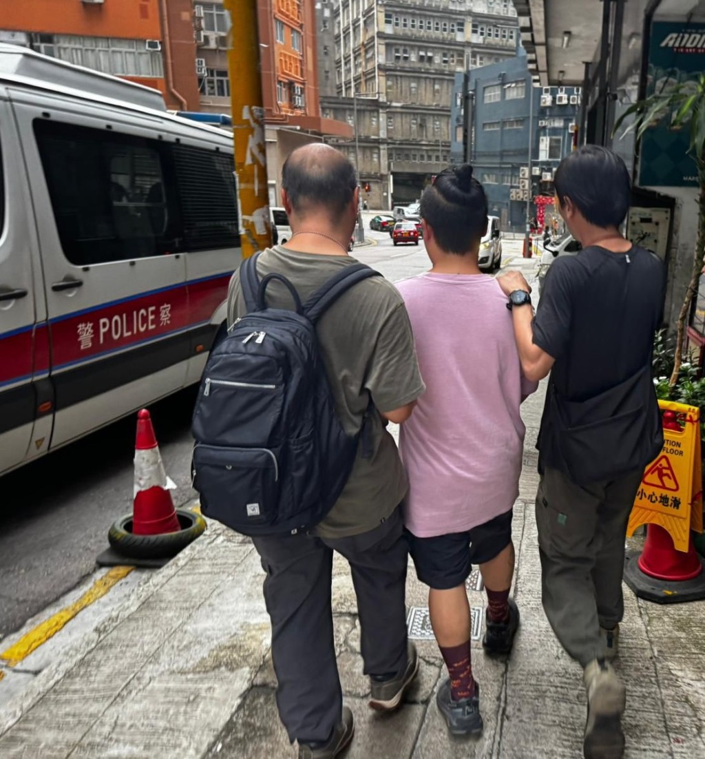 警方拘捕一名42歲本地男子,涉嫌「刑事毁壞」。警方提供 警方拘捕一名42歲本地男子,涉嫌「刑事毁壞」。警方提供