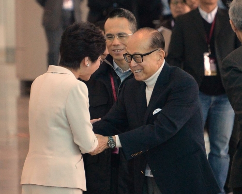 李嘉誠與林鄭握手。資料圖片