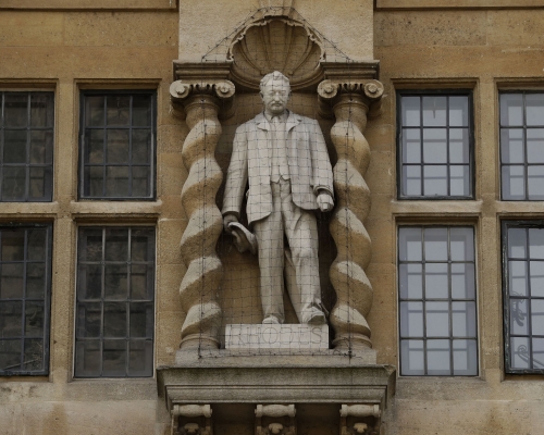 豎立在該學院外牆、十九世紀殖民主義者羅德（Cecil Rhodes）的雕像。 AP