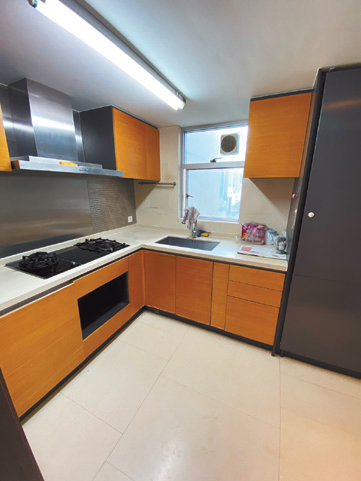 廚房設有多面廚櫃，收納空間充足。