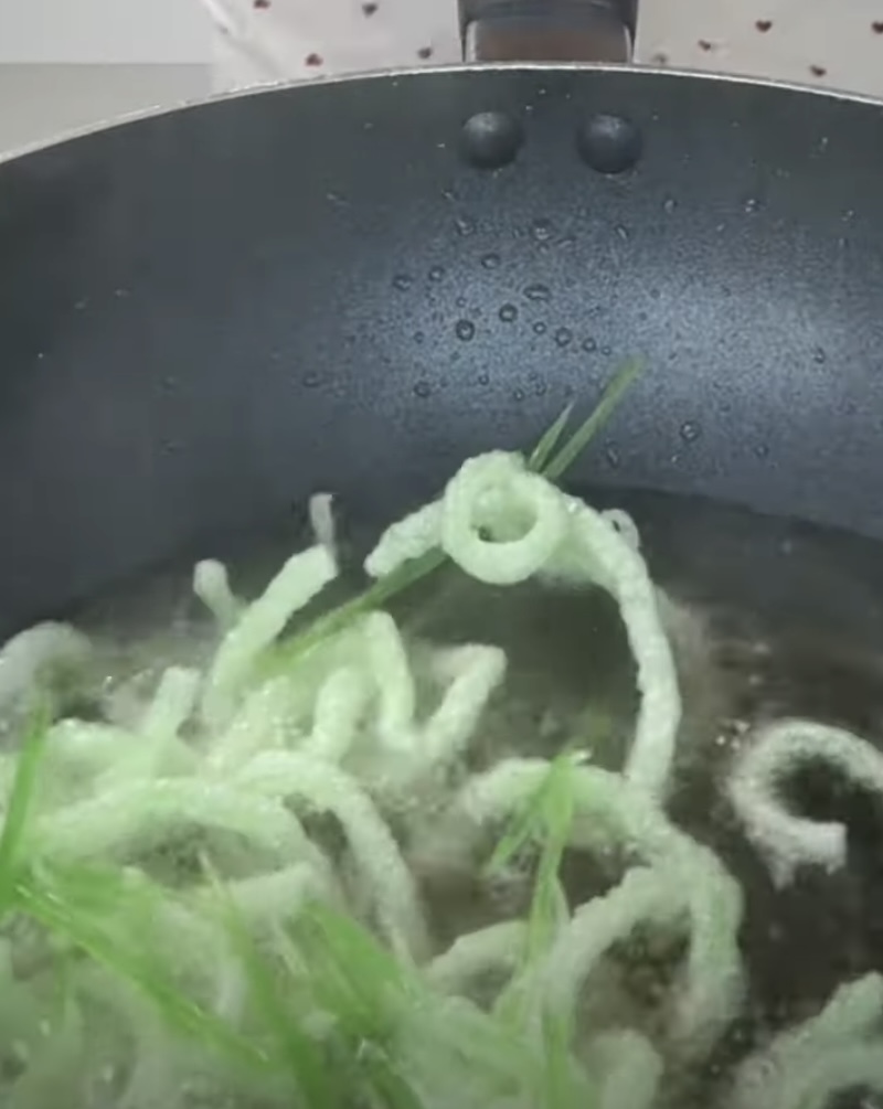 牙籤在油鍋中被炸至酥脆的樣子。 Youtube