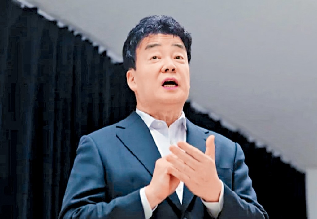 金在煥PD指白種元恃勢凌人,常威脅電視台高層,逼他們幫他打壓其眼中釘。