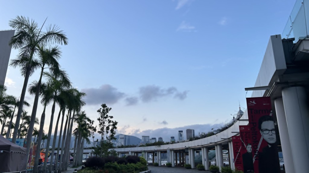 日間極端酷熱,市區最高氣溫約35度,新界再高一兩度。蔡楚輝攝 日間極端酷熱,市區最高氣溫約35度,新界再高一兩度。蔡楚輝攝