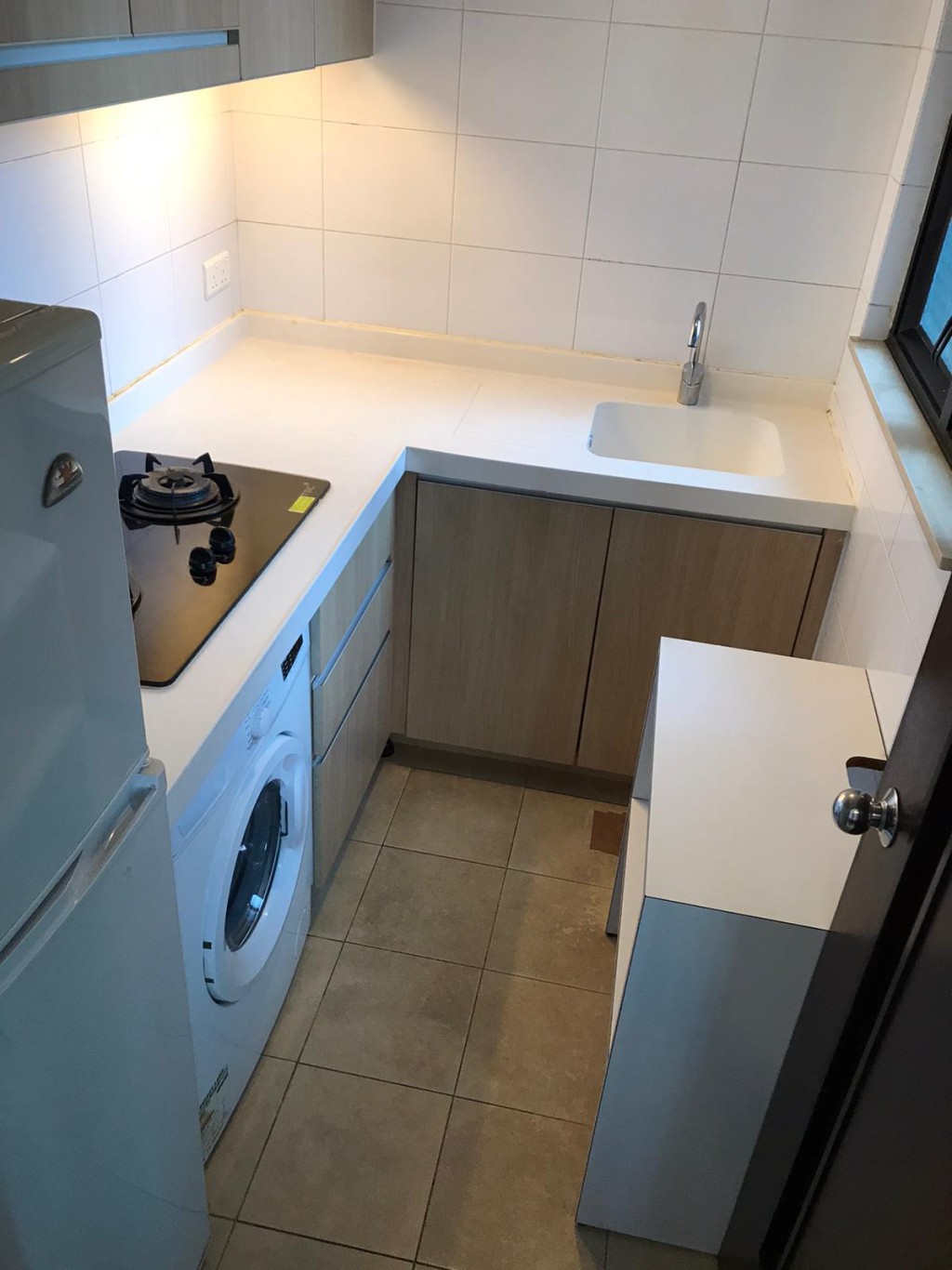 廚房基本煮食設備齊全,如雪櫃、廚櫃及明火煮食爐等。