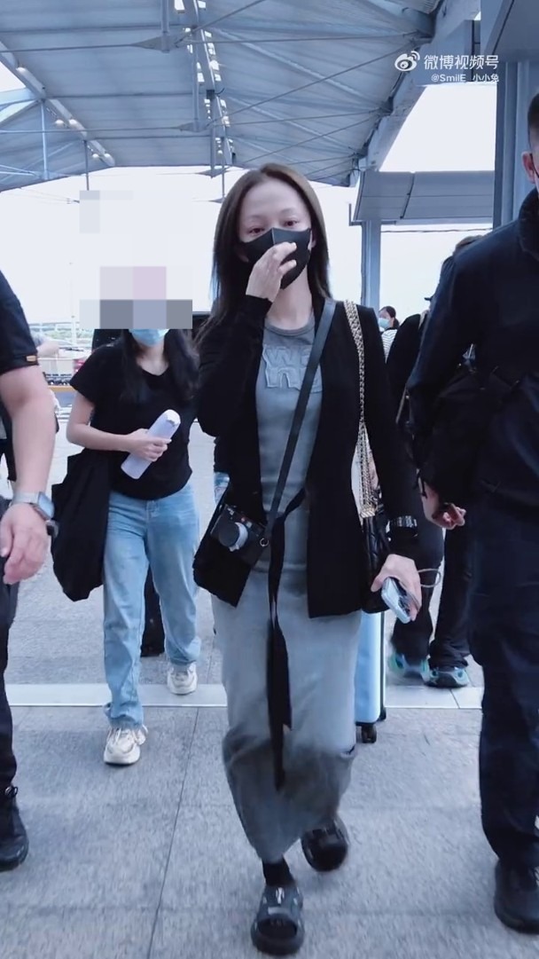 影片中可以見到張韶涵以一條灰色連身長裙加黑色外套現身,素面朝天的她披著一頭秀髮,樸素又低調。 影片中可以見到張韶涵以一條灰色連身長裙加黑色外套現身,素面朝天的她披著一頭秀髮,樸素又低調。