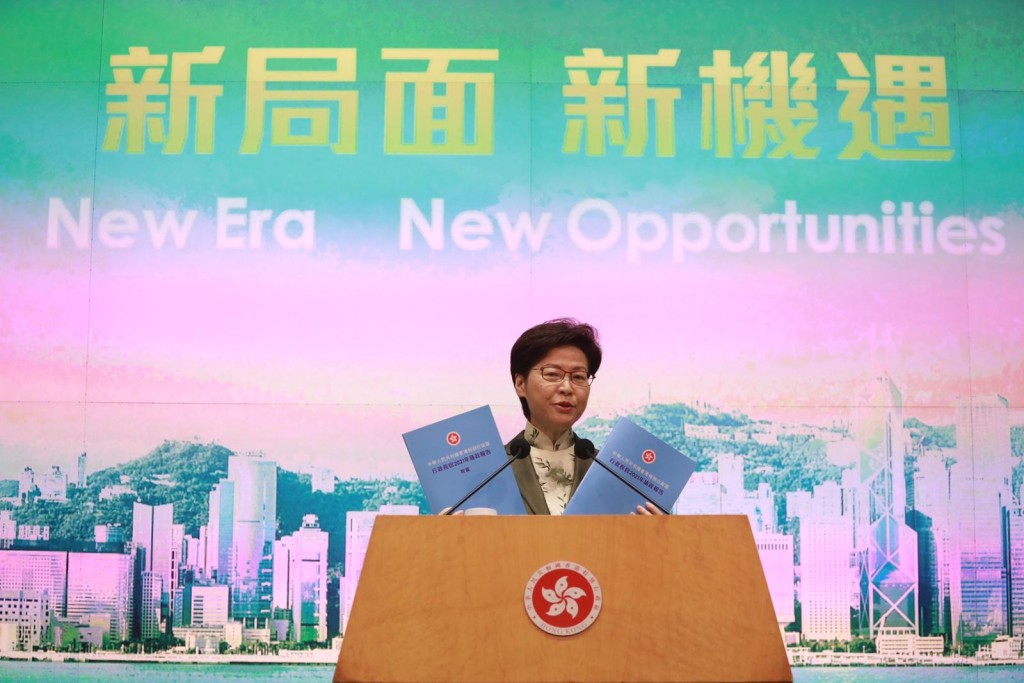 林鄭月娥說，特區政府銳意改善防疫措施，爭取與內地通關。